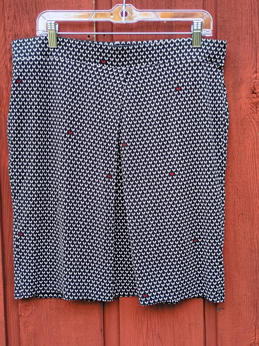 J. Jill Black & White Geometric Stretch Skirt with Red Accent sz Medium
